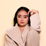 Девушка положила локоть на колено