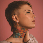 Девушка чешет левую сторону шеи и ключицу