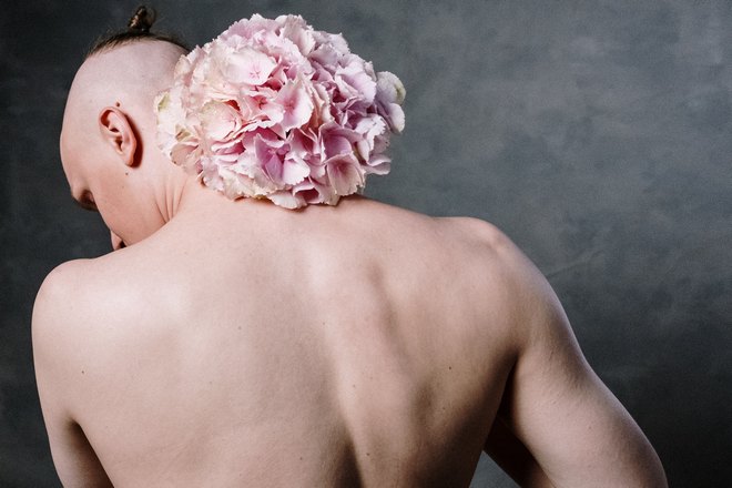 Спина мужчины с цветком