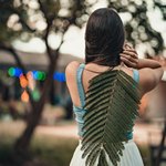 Девушка чешет спину большим листом