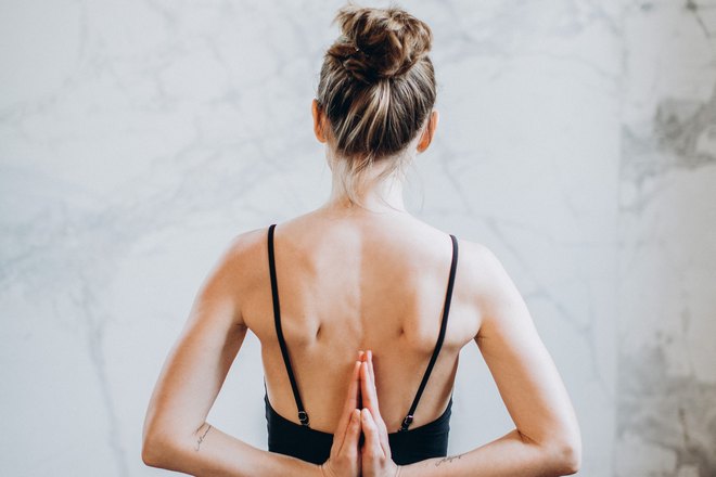 Ладонь к ладони за спиной