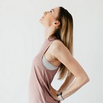 У девушки зачесалась поясница