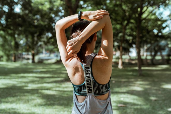 Девушка подняла руки и повернулась к нам спиной