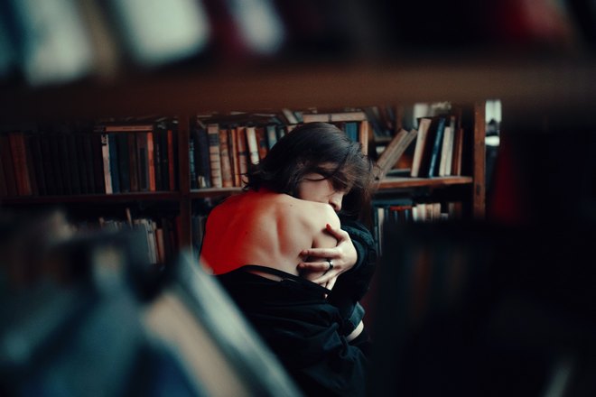 Чешется спина в библиотеке