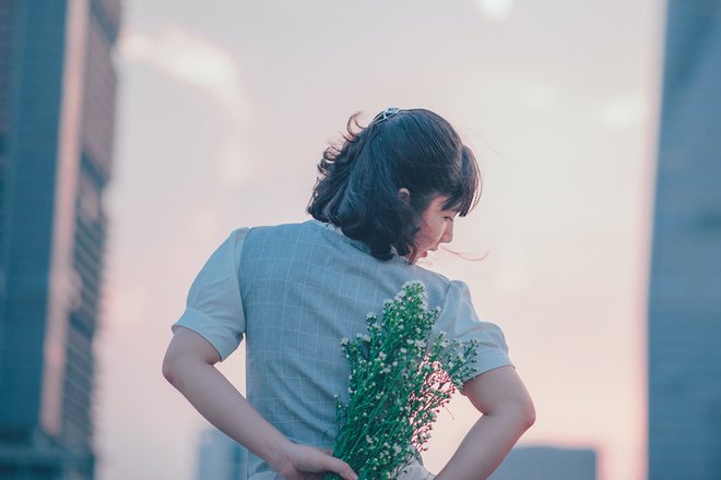 У девушки зачесалась спина