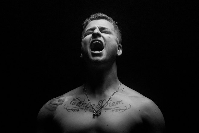 Парень чихает вечером