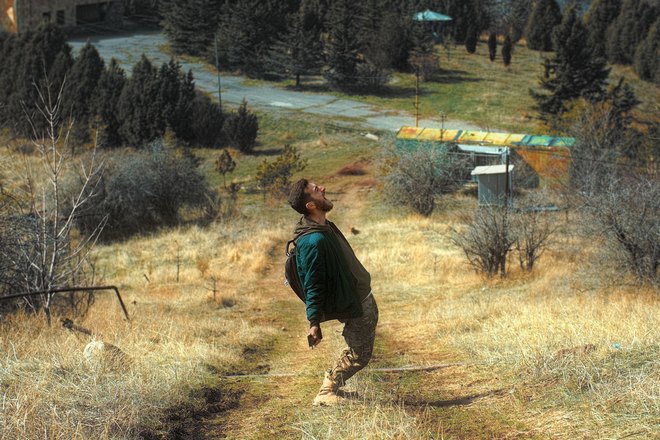 Парень с рюкзаком чихает утром