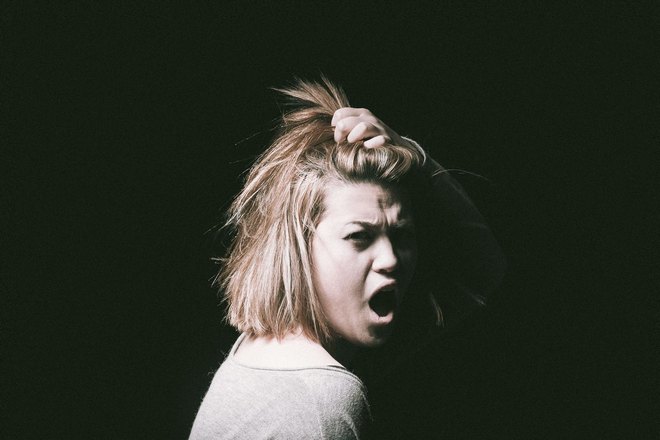 Девушка чихнула несколько раз подряд