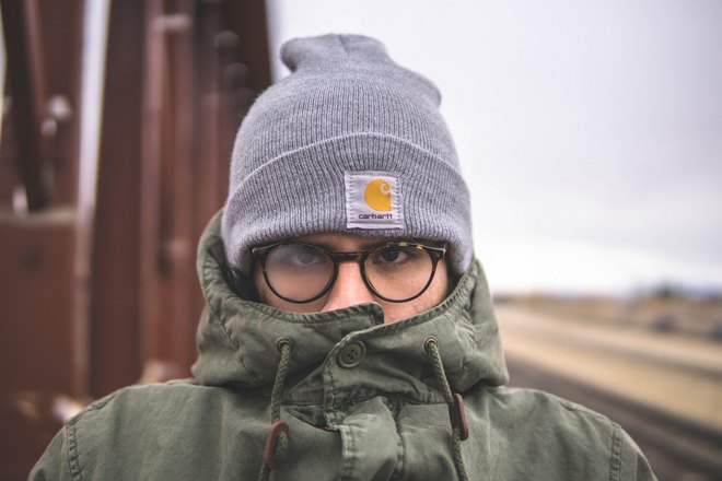 Парень в очках хочет, чтобы плохое толкование приметы не сбылось