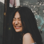 Девушка сейчас чихнет