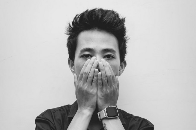 Парень собирается чихнуть
