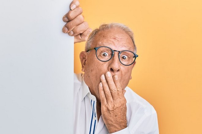 Мужчина прикрыл рот левой рукой