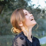 Девушка чихает и смотрит вверх