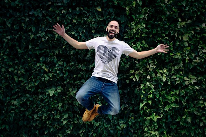 Подпрыгнул и чихнул