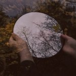 Круглое зеркало в руках