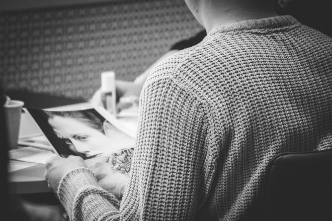 Кто-то рассматривает фото