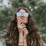 У девушки в очках зачесалась губа