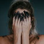 Девушка с испачканными пальцами прикрыла лицо