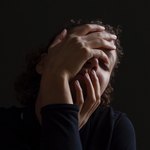 Девушка прикрыла лицо ладонями