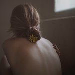 Девушка оголила спину