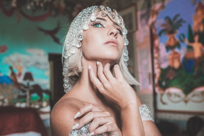 Девушка чешет шею справа