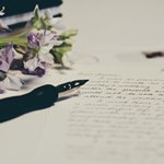 Письмо, ручка и цветы