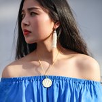 Кулон и синее платье