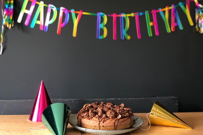 Торт и поздравительная гирлянда