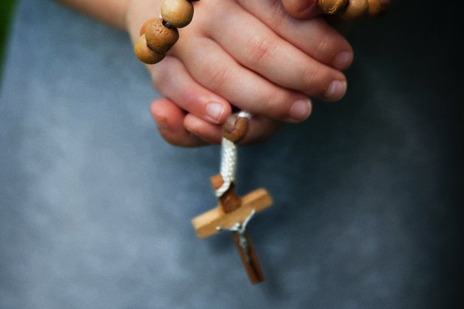 Крестик в руках