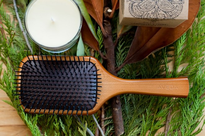 Расческа со светло-коричневой ручкой