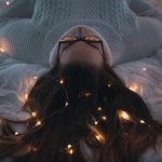 Девушка с гирляндой в волосах