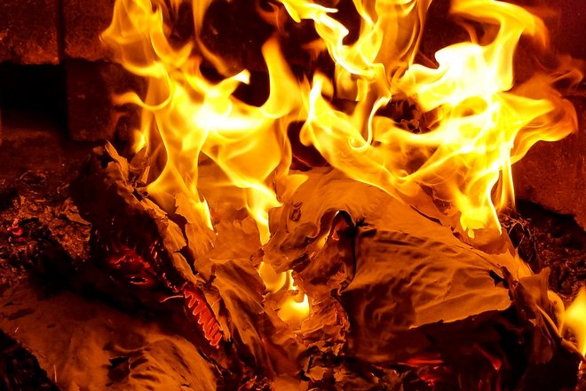 Горящая бумага