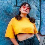 девушка в желтом