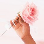 правая рука с цветком