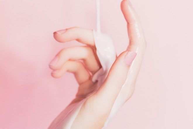 правая рука с гелем для душа