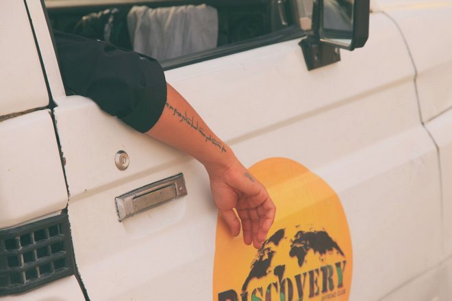 правая рука в машине