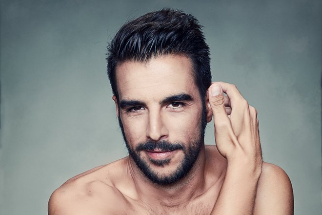 Мужчина чешет левое ухо