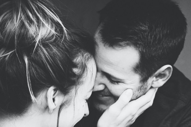 Девушка прикоснулась к уху и щеке парня