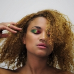 У девушки с кудряшками зачесалось правое ухо