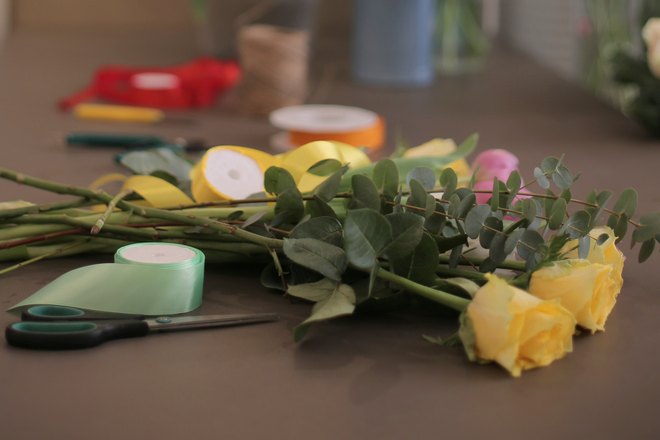 Желтые розы на столе