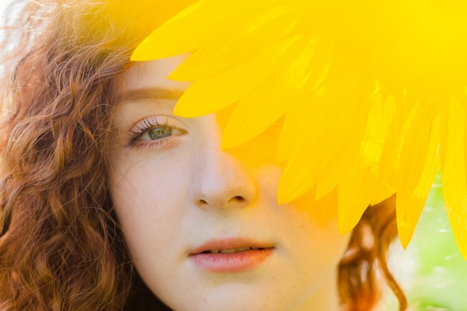 Желтый цветок возле лица