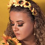 Украшение из желтых цветов