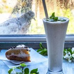 Десерт на столе и голубь за окном