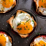 Соль рассыпалась между яйцами