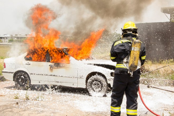 Тушение пожара в автомобиле