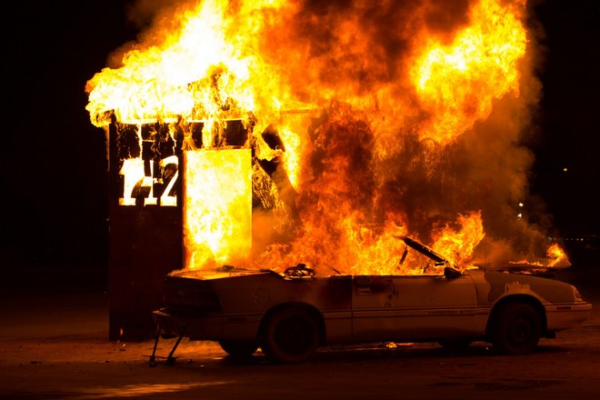 От пожара пострадало строение и машина