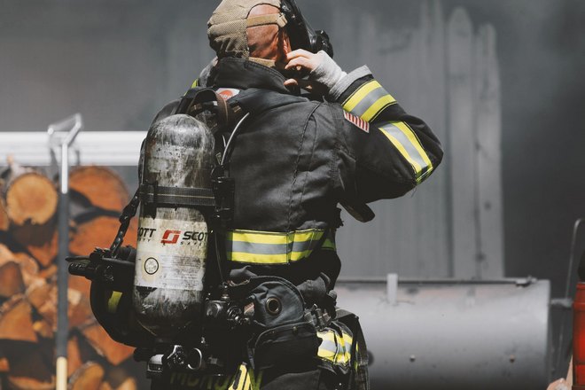 Пожарный в обмундировании