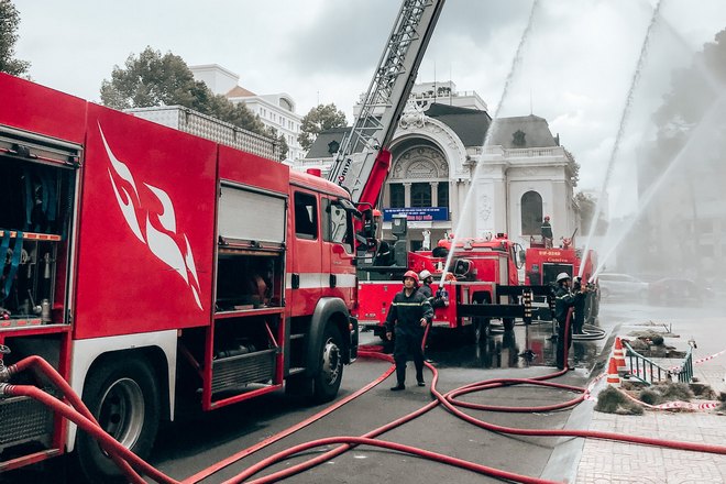 Пожар тушат водой