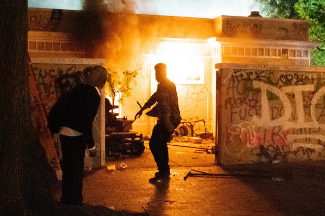 Люди выбежали из горящего дома