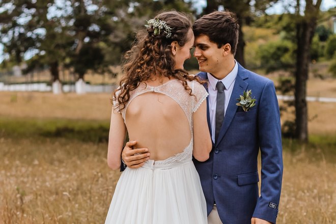 Снится жених, обнимающий невесту